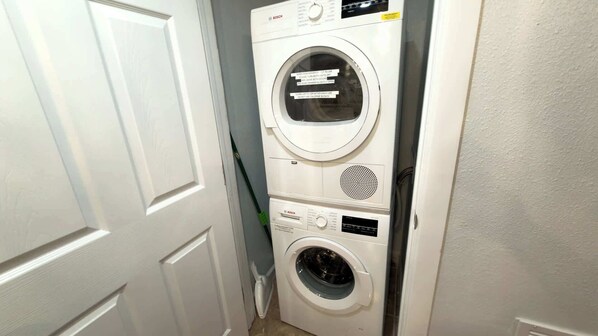 Apartamento, varias camas, balcón, vistas a la piscina (Saida Towers #3305) | Lavandería