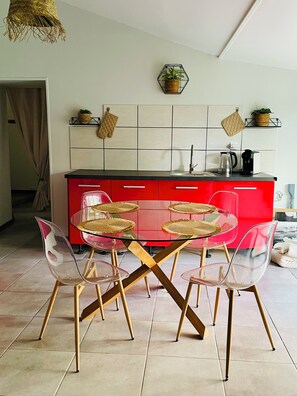 Dining - L'Entre 2 Charentes - Cosy 2-room apartment in Charente house with garden (Montils)