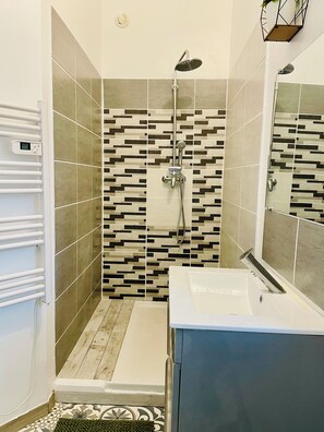 Shower, hair dryer, towels, toilet paper - L'Entre 2 Charentes - Cosy 2-room apartment in Charente house with garden (Montils)