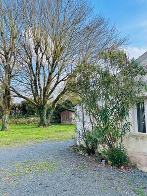 Property grounds - L'Entre 2 Charentes - Cosy 2-room apartment in Charente house with garden (Montils)