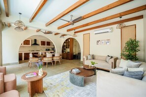 Villa | Área de sala de estar | Smart TV de 50 pulgadas con canales digitales 