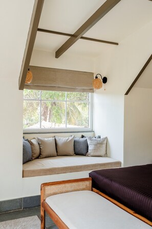 Villa | Premium bedding, down comforters, memory foam beds, in-room safe