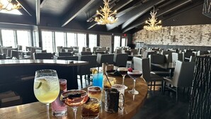 Eine Bar mit verschiedenen Getränken und modernem Interieur.