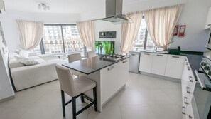 Microwave, oven, stovetop, dishwasher - Luxurious Aparment - Chains Spinola Seafront Apt 1 (St. Julian's)