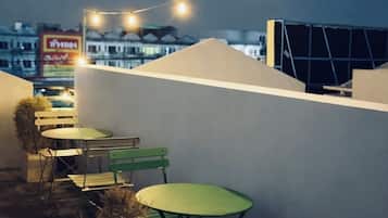 Slaapzaal, uitzicht op stad (A) | Buiten dineren