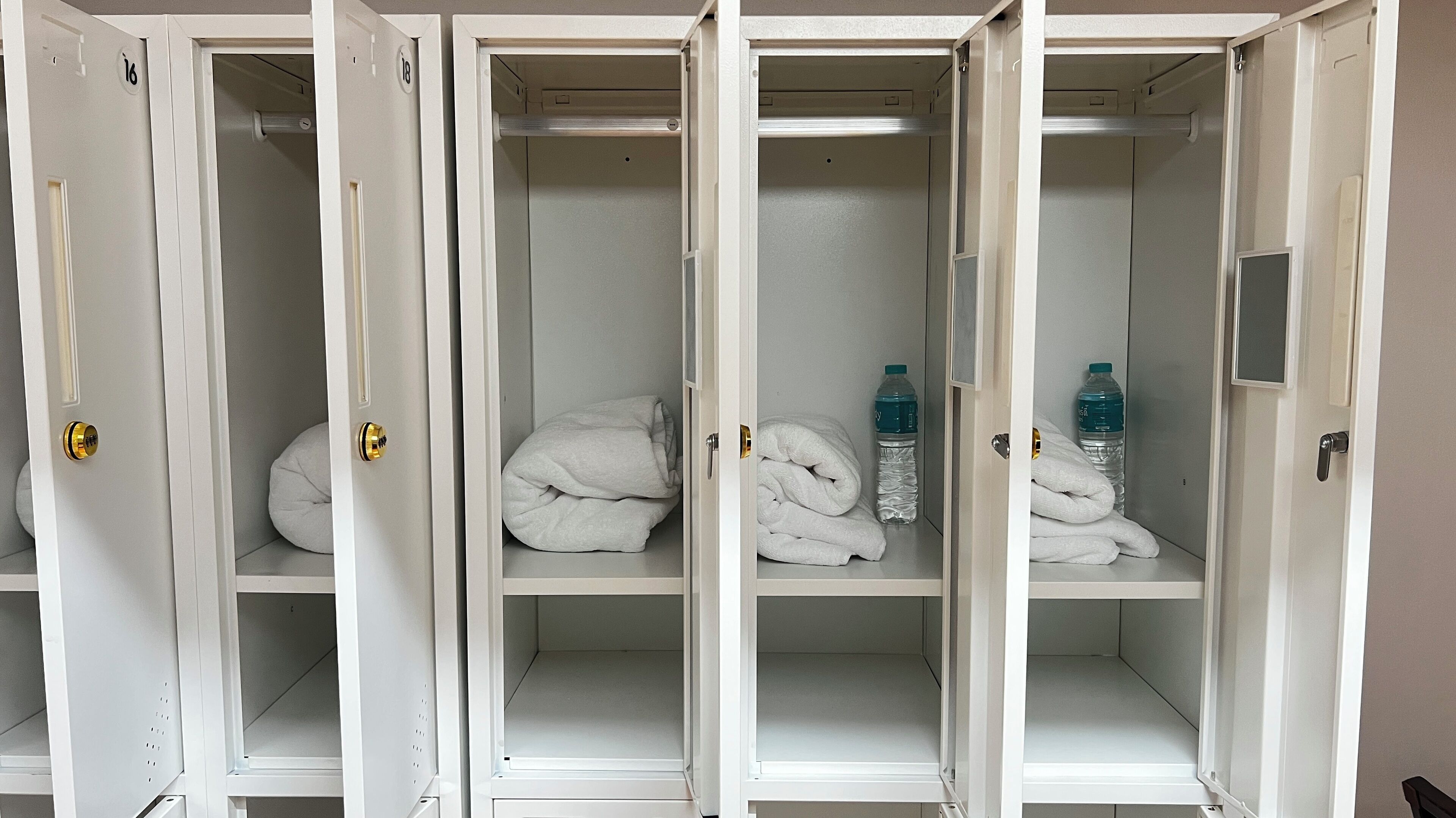 Dortoir Partagé, vue ville (B) | Intérieur