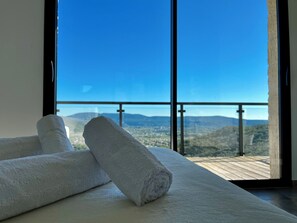 3 bedrooms, WiFi, bed sheets - Exceptional villa with panoramic view and heated pool (Sampzon)