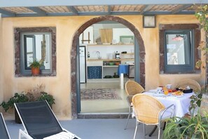 Outdoor dining - Casa Itaca Luxury Winery Cave Apartment with Private Jacuzzi & Sea View - Oia (Finikia)