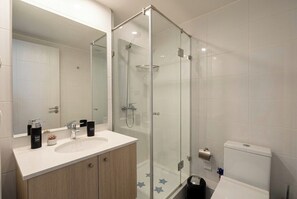 Een douche, een haardroger, handdoeken, zeep