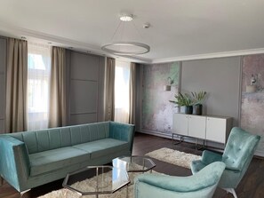 Deluxe Apartment, City View | Living area