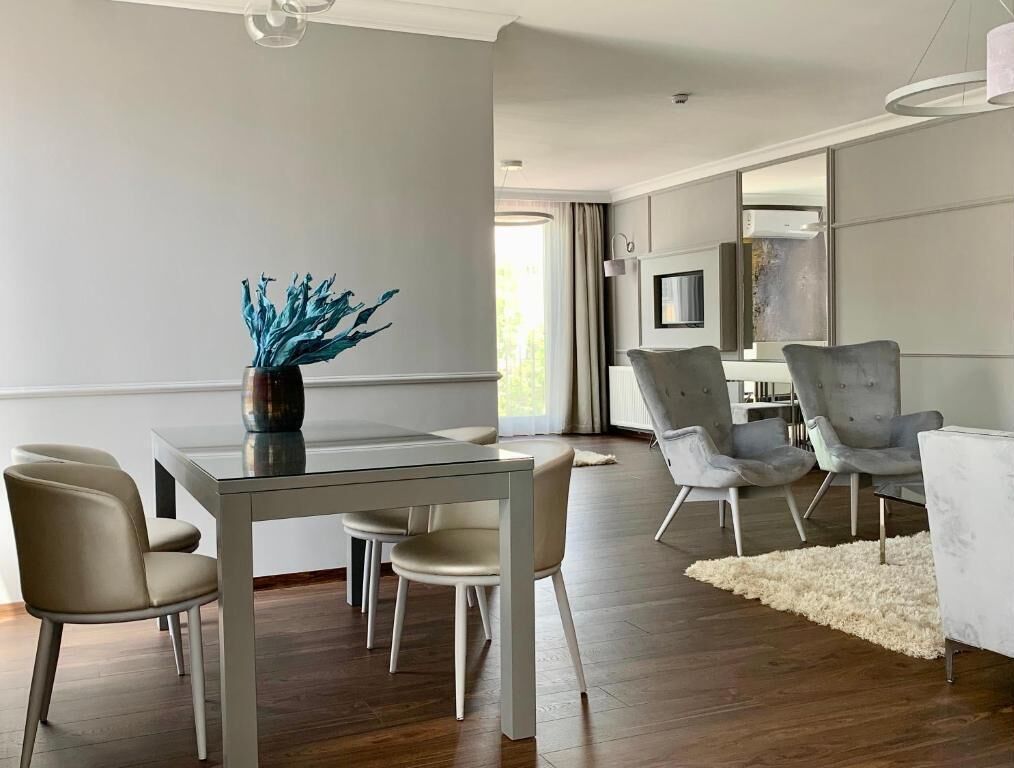 Deluxe Apartment, City View | Dining