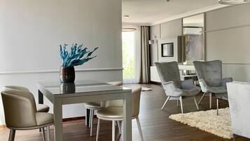 Deluxe Apartment, City View | Dining