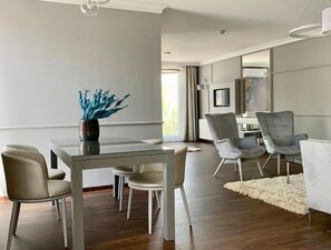 Deluxe-Apartment, Stadtblick | Speisen