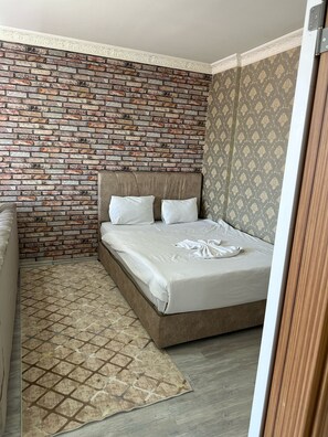 Appartement classique, balcon, vue sur la ville | Couette en duvet, bureau, espace de travail pour ordinateurs portables