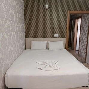 Appartement classique, balcon, vue sur la ville | Couette en duvet, bureau, espace de travail pour ordinateurs portables