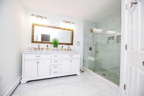 Secador de cabelo, toalhas de banho