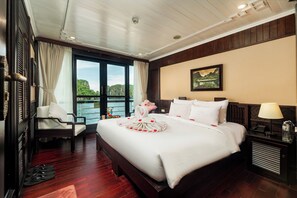 Deluxe Double or Twin Room, Ocean View | Meja, langsir/tirai gelap terus, kalis bunyi, seterika/papan seterika 