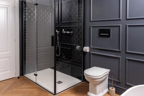 Departamento de lujo, vista a la ciudad | Baño | Amenidades de baño gratuitas, toallas, jabón, shampoo 