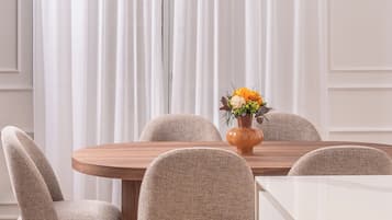 Luksushuoneisto, kaupunkinäköala | Ruokailu