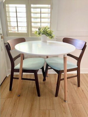 Dining - 2 Bed King Bed/Queen Bed + fenced shady backyard + Fiber Wi-Fi, Walk to King St (Charleston)