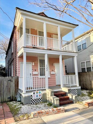 Exterior - 2 Bed King Bed/Queen Bed + fenced shady backyard + Fiber Wi-Fi, Walk to King St (Charleston)