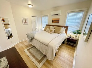 Room - 2 Bed King Bed/Queen Bed + fenced shady backyard + Fiber Wi-Fi, Walk to King St (Charleston)