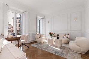 TV - Waou Malasaña Luxe- Short Term Rental (Madrid)