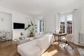 TV - Waou Malasaña Luxe- Short Term Rental (Madrid)