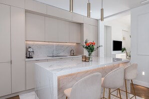Fridge, microwave, oven, dishwasher - Waou Malasaña Luxe- Short Term Rental (Madrid)