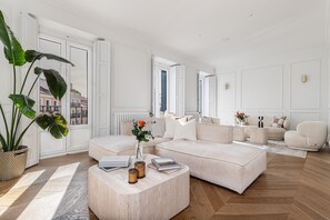 TV - Waou Malasaña Luxe- Short Term Rental (Madrid)