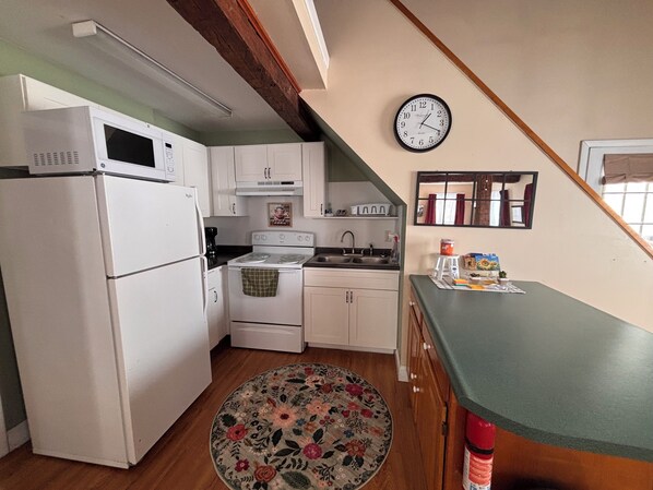 Fridge, microwave, oven, stovetop - A cozy little house with everything you need (Newport)