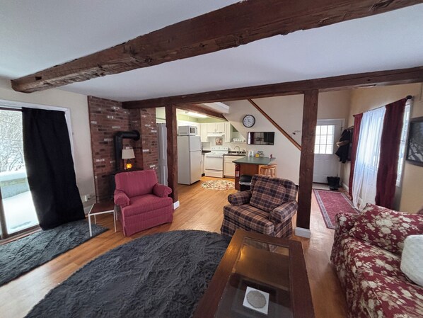 Smart TV, fireplace, books - A cozy little house with everything you need (Newport)