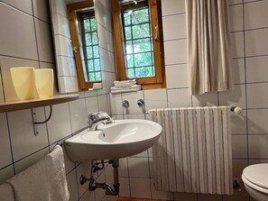 Serviettes fournies, savon, shampoing, papier toilette