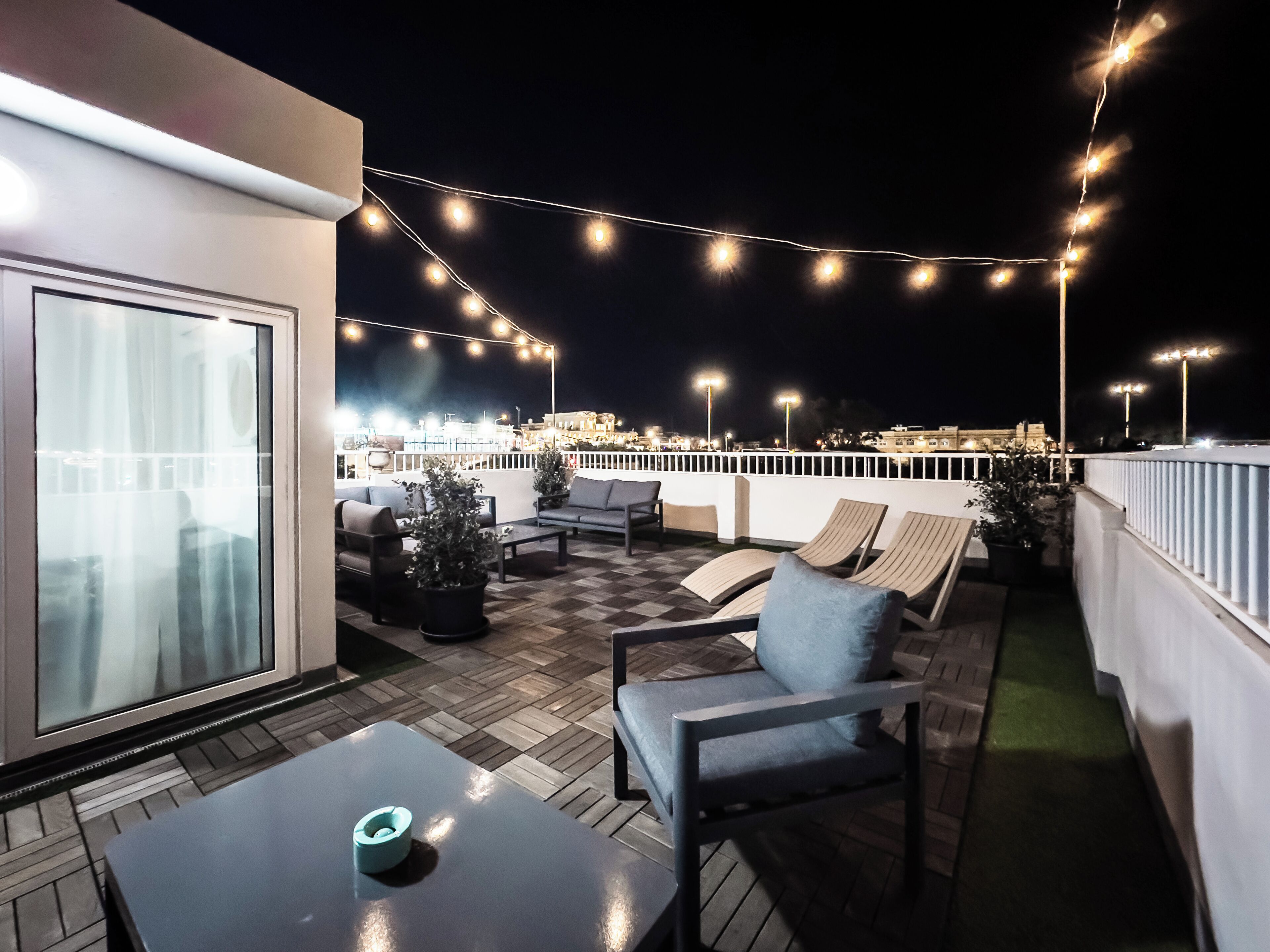 Eenvoudige villa, uitzicht op stad | Terras