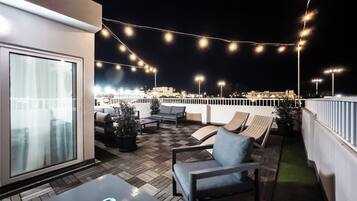 Eenvoudige villa, uitzicht op stad | Terras