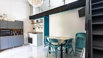 Frigorifero, microonde, forno, piano cottura