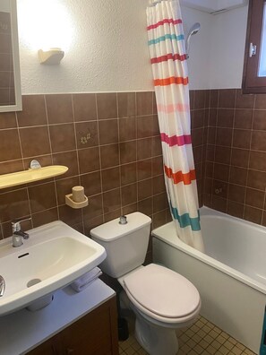 Bathroom - Holiday Home 'Villa Lolo' with Shared Pool, Private Terrace and Wi-Fi (Moliets-et-Maa)