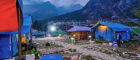 Tente, vue montagne | Enceinte de lâhĂ©bergement