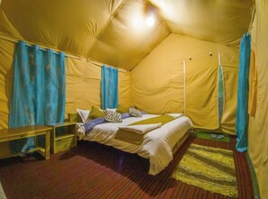 Tienda de campaña, vista a la montaña