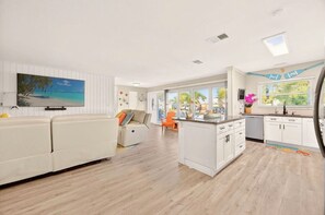 Living area - Family Vacation Home Near Fort De Soto Beach | Spacious Peaceful Weekly Stays (St. Petersburg)
