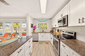 Private kitchen - Family Vacation Home Near Fort De Soto Beach | Spacious Peaceful Weekly Stays (St. Petersburg)