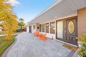 Terrace/patio - Family Vacation Home Near Fort De Soto Beach | Spacious Peaceful Weekly Stays (St. Petersburg)