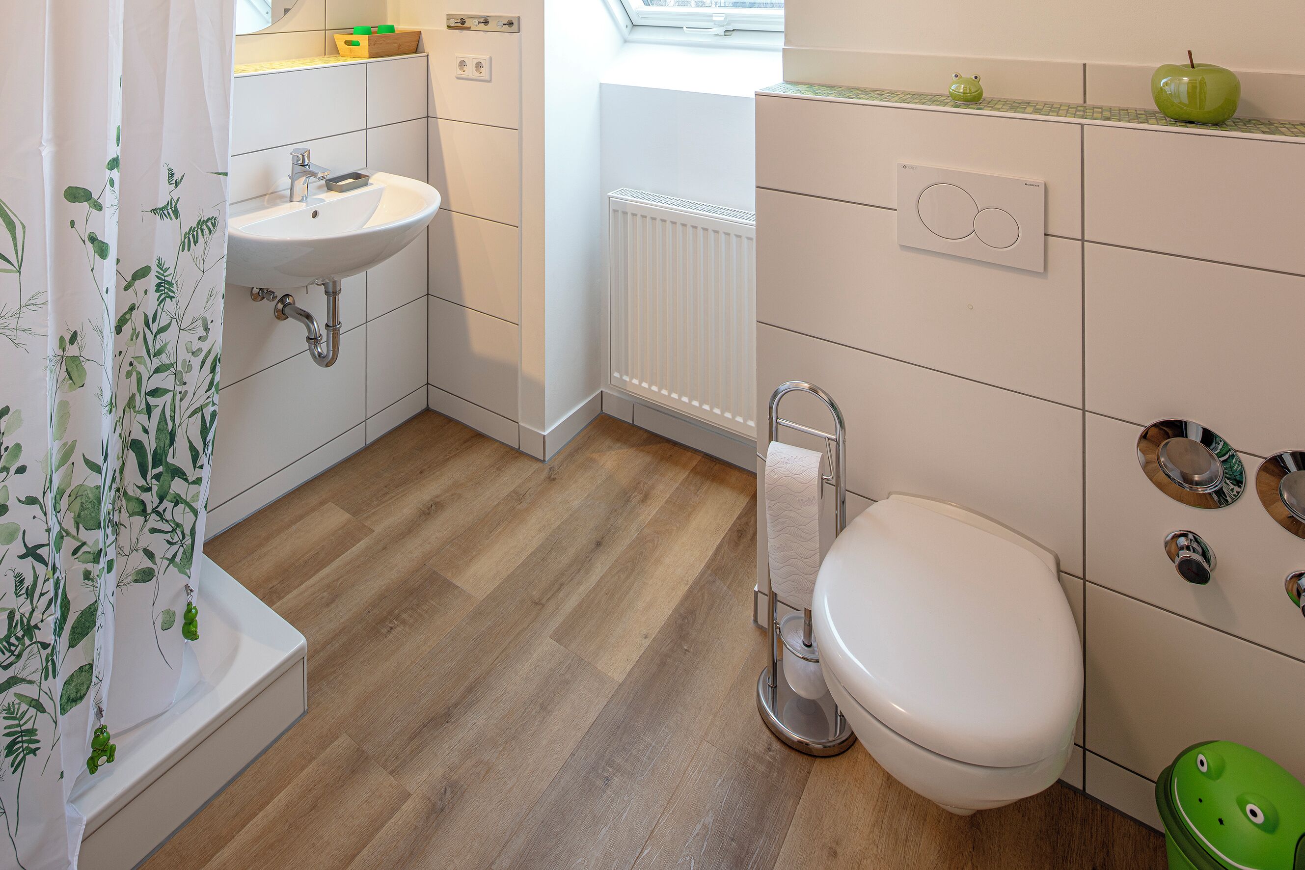 Douche, serviettes fournies, savon, papier de toilette