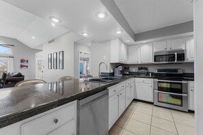 Fridge, microwave, oven, stovetop - Pointe Royale Golf | Garage | King | Queen | Bunk (Branson)