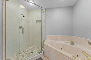 Shower, towels - Pointe Royale Golf | Garage | King | Queen | Bunk (Branson)
