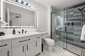 Shower, hair dryer, towels - Sunset Beachside Getaway, 6 mins WALK to the Beach (Panama City Beach)