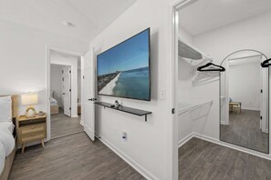 2 bedrooms, desk, iron/ironing board, travel crib - Sunset Beachside Getaway, 6 mins WALK to the Beach (Panama City Beach)