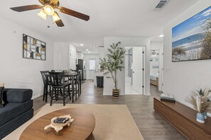 TV - Sunset Beachside Getaway, 6 mins WALK to the Beach (Panama City Beach)