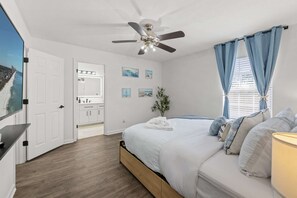 2 bedrooms, desk, iron/ironing board, travel crib - Sunset Beachside Getaway, 6 mins WALK to the Beach (Panama City Beach)