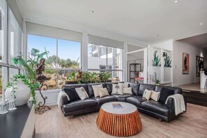 TV, offices - GC Marathon Hub, Pool, Kitchen, Tennis, 6 guests (Surfers Paradise)